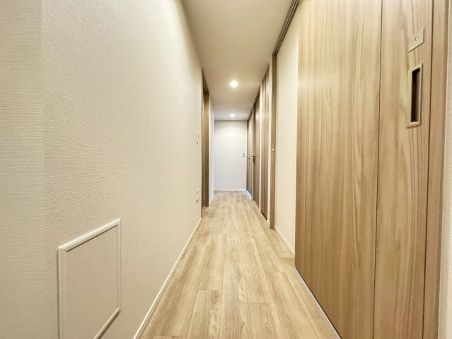 【廊下】動きやすい同線で物入もあり、木の暖かみを感じる廊下です！