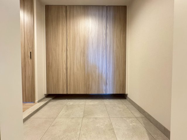 【玄関】大きなシューズボックス付き！ご家族全員の靴をすっきりと収納でき、綺麗を保てます！
