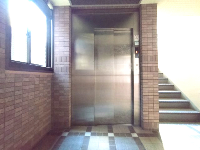 居住フロアへとスムーズに移動できるエレベーターです。
