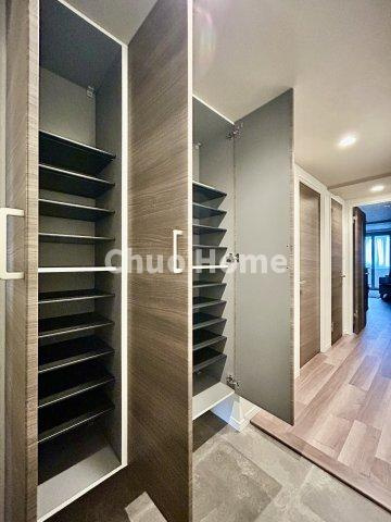 【玄関】玄関には大型のシューズクローゼットを設置しておりますのでいつでもスッキリりとした空間を保てます。玄関周りを清潔に使うのはとても大事なことですよね。