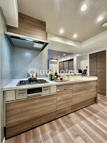 ワイドで収納豊富なシステムキッチン