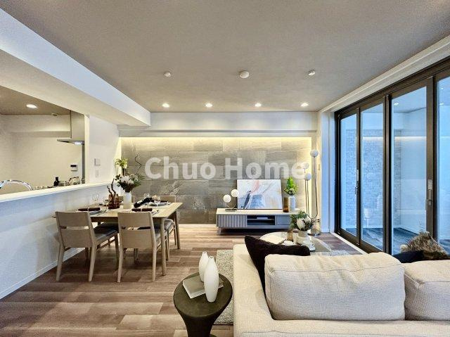 視界に広がりを生むオープンなキッチン。料理や片付けをしながら、家族との会話を楽しんだり、リビングで遊ぶ子どもを見守れます。ご見学時には家具の配置などもイメージしながらぜひご覧になって見て下さい。