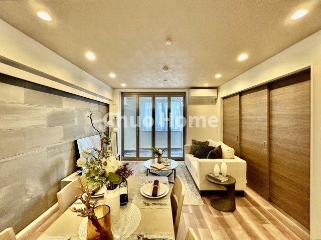 【リビングダイニング】一日の中で多くの時間を過すことになるリビングダイニングだからこそ、いつも穏やかな空間であることが必然。爽やかな通風と採光を存分に感じる事が出来る空間です。