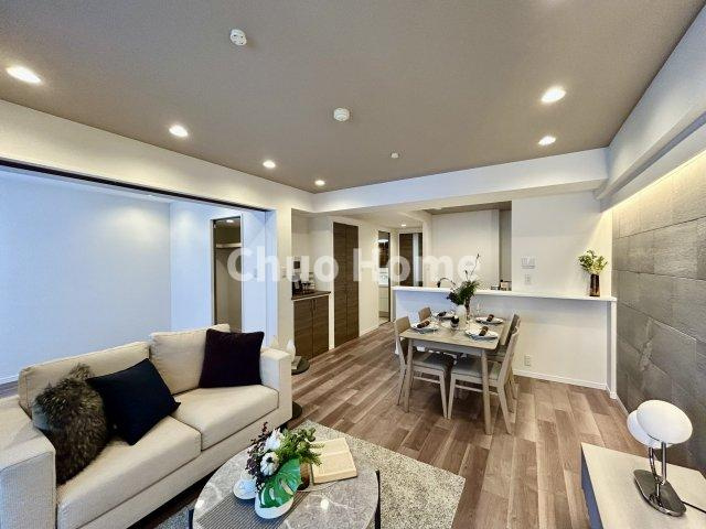 【ダイニング】忙しい朝でも、しっかり家族が揃って食事をして頂けるゆとりある大きさのダイニングスペース。奥様が作る手料理をカウンター越しに受けとって頂き、テーブルで囲む素敵な時間を存分に愉しんで下さい。