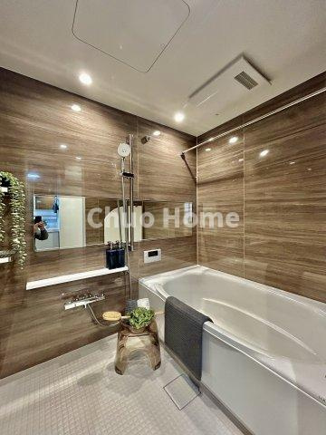 【バスルーム】暖房換気乾燥機付きシステムバスルーム。暖房・冷風・換気・乾燥など、毎日を快適に過ごせるうれしい機能が揃っています。雨の日の洗濯物も安心です。