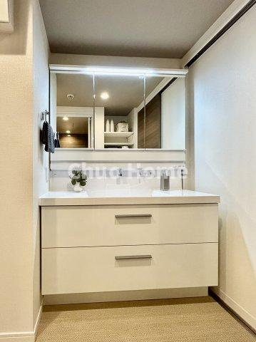 【洗面化粧台】洗面化粧台には三面鏡を採用。身だしなみを整えやすい事はもちろんですが、鏡の後ろに収納スペースを設ける事により、散らかりやすい洗面スペースをすっきりさせる事が出来るのも嬉しいですね
