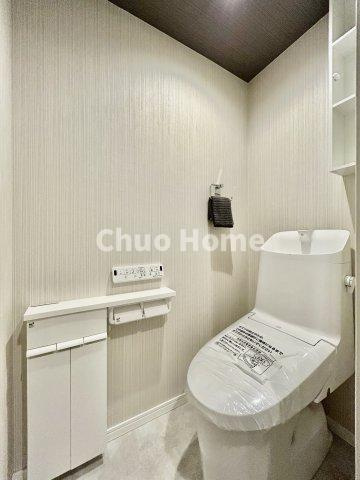 【トイレ】　収納スペースをしっかりと確保した温水洗浄便座機能付きトイレ。温水洗浄便座は清潔にお使いいただくための大切なアイテムです。