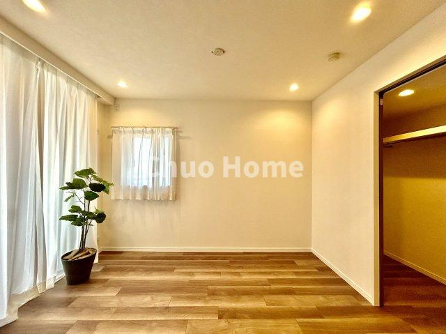 【洋室】快適に過ごす条件は、一人ひとり違います。だからこそ飾り過ぎないシンプルな内装と偏り過ぎないデザインで統一しております。居住していく中でオーナー様だけの【マイホーム】に創り上げて下さい