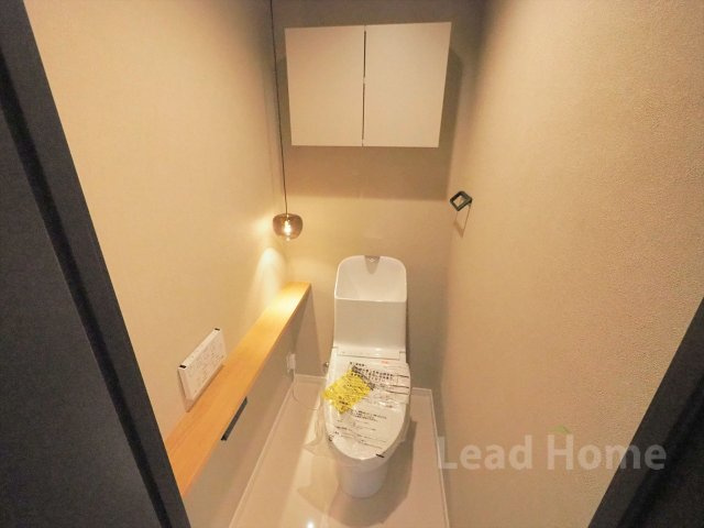 間接照明が温かみのある空間を演出する清潔なトイレです！上部吊戸棚付きで衛生用品もすっきり隠せます♪