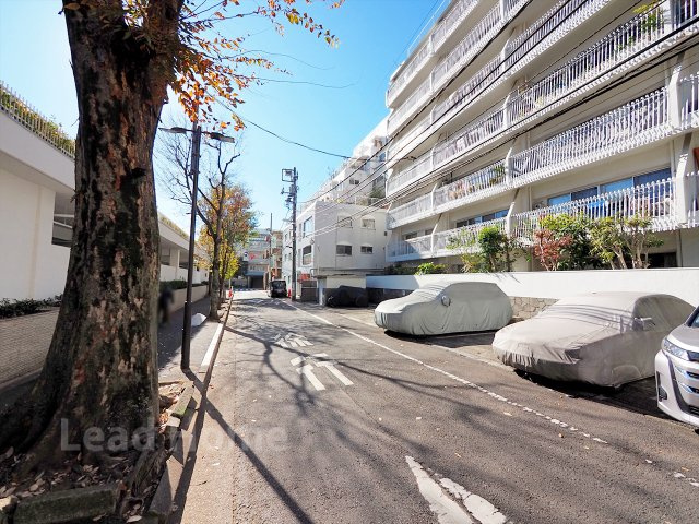 陽当たりが良く開放感のある前面道路です！舗装された歩道があり小さなお子様とのお散歩も安心ですね♪