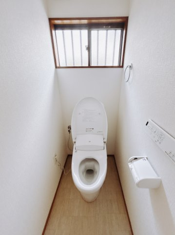 ■トイレ｜白を基調とした清潔感溢れるトイレになっています。トイレには窓がついていますので常に換気をすることができ清潔を保てます(*^^*)
