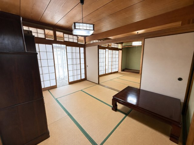続き間としても利用できる開放感のある和室。襖を開ければ広々としたリビング感覚でも使うことができご家族の団らんや来客時にも便利。障子越しにやわらかな光が差し込み、落ち着きある和の雰囲気を演出しています。