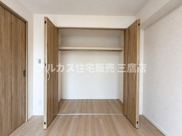 ハンガーパイプと棚板が備えられており、衣類や小物をすっきりと収納できる使い勝手の良いクローゼットです。