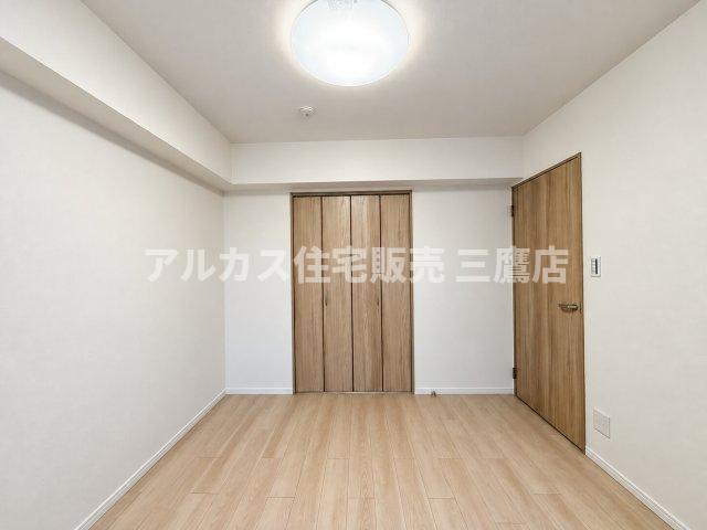 白を基調とした明るい内装に木目調の建具がアクセントとなった、落ち着きのある居室空間です。