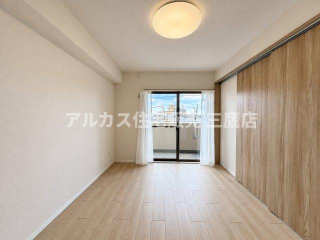 バルコニーに面した掃き出し窓から心地よい光が差し込み、開放感のある爽やかなお部屋です。　