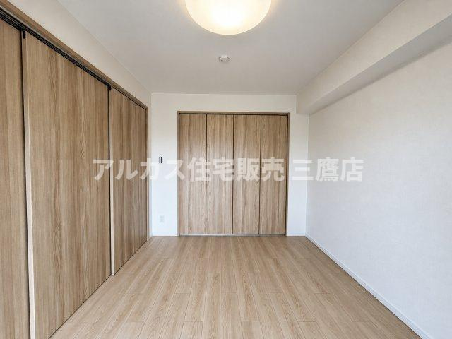 豊富な収納を備えており、ご家族の寝室や子供部屋など多目的に使いやすいプライベートスペースです。　
