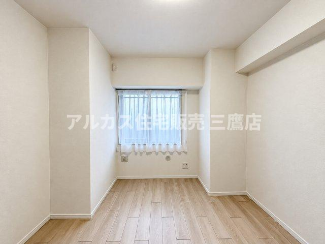 落ち着いた色合いのフローリングとシンプルな内装で、お好みのインテリアを自由にコーディネートできる居室です。　