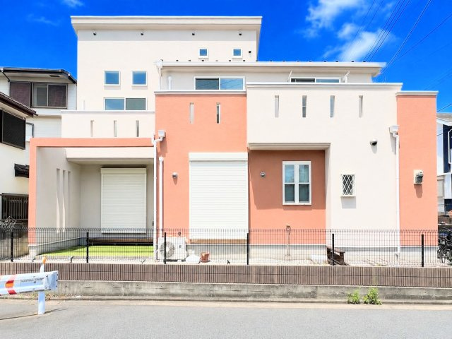 ◆堂々たる趣ながら、主張し過ぎずどこか余裕を感じさせるシャープなフォルムで佇む邸宅は、晴天の空と照らし合わせる事で、本来あるべき完成形の姿を見せてくれます。