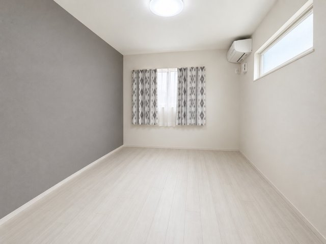 主寝室としておすすめの約7.5帖の洋室。アクセントクロスが空間に上質感を与え、ホテルライクな雰囲気を演出しています。ゆとりある広さが確保されているため、ベッドや家具を配置しても圧迫感を感じにくいです。