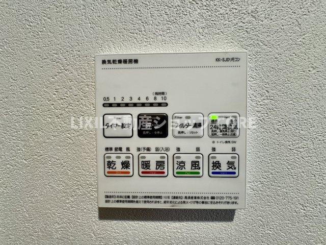 浴室乾燥機能で雨の日でも乾燥が可能。また、浴室内の湿気を排気し、カビの発生を抑えます　