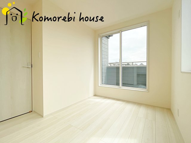 広くて明るい寝室