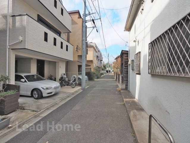 前面道路は平坦で幅員もありお車の出し入れもスムーズ！小さなお子様とのお散歩も安心感があります♪