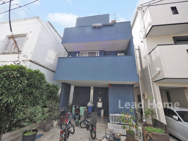 落ち着いた住宅街に馴染むスタイリッシュな佇まいです！1階部分に自転車もゆったり置けて便利です♪
