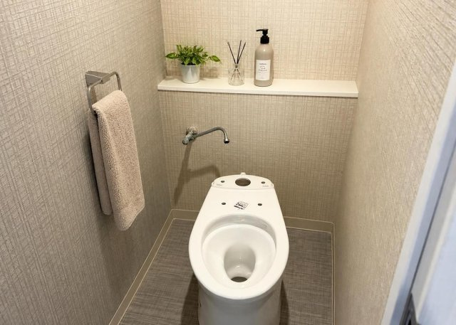 リフォーム完了予定の清潔感あるトイレ空間です。お手入れがしやすく快適に使用できる温水洗浄便座を新規設置するほか、床にはフロアタイルを採用し、壁クロスも新しく張り替えてリフレッシュされます。