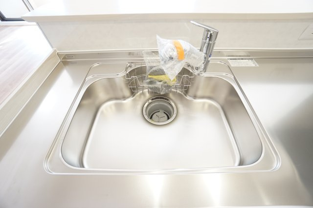 ◆キッチン水栓、浄水器◆　広々としたシンクで食器や調理器具等の洗い物が楽にできます。水栓は浄水器付きです。　簡単においしいお水を使用することが出来ます。カートリッジの交換も簡易です。