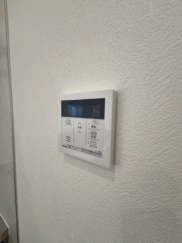◆給湯器リモコン◆　給湯器も交換済みです。自動湯張り、追い炊き機能付きです。　浴室、リビング（キッチン）の2か所で操作する事が可能です。