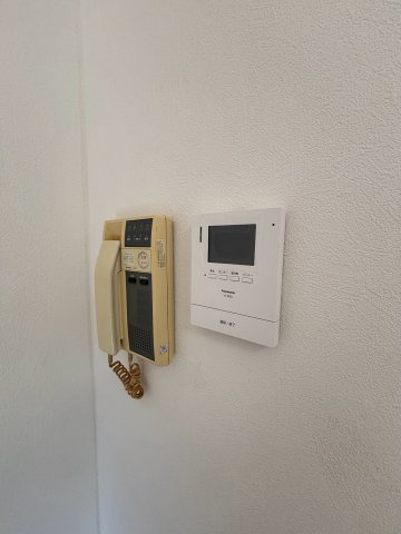 ◆カメラモニター付きインターホン◆　モニター付きのインターホンを採用しています。　声だけではなく、映像も映ることで安心してお客様を迎えられます。