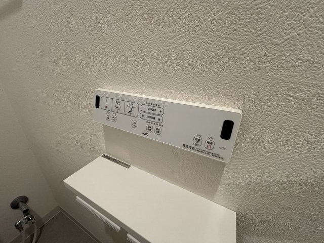 ◆温水洗浄トイレ◆　壁リモコンタイプの為、便器のお掃除が簡単に出来る、見た目もスッキリすると　非常に満足度の高い商材です。