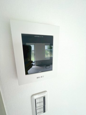 モニターで来訪者を確認できるため、日々の安心感に配慮された設備です