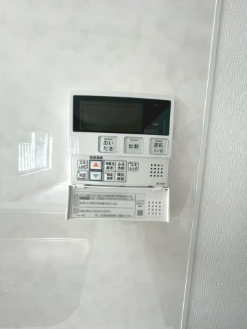 ボタン操作で追い焚きや湯張りができる、使いやすい浴室の給湯器リモコン