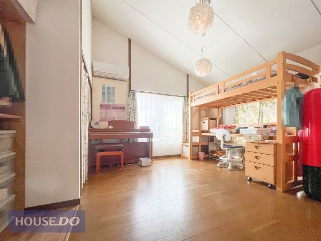 お子様の成長をのびのび見守る、日当たりの良い子ども部屋。