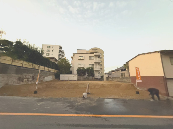 【高峰町の前面道路含む現地写真】