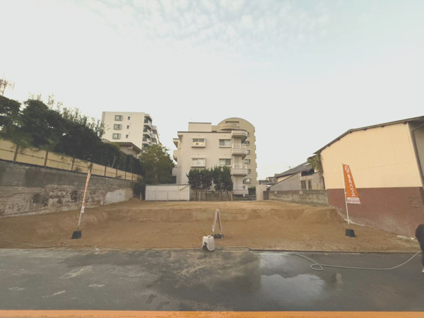 【高峰町の前面道路含む現地写真】