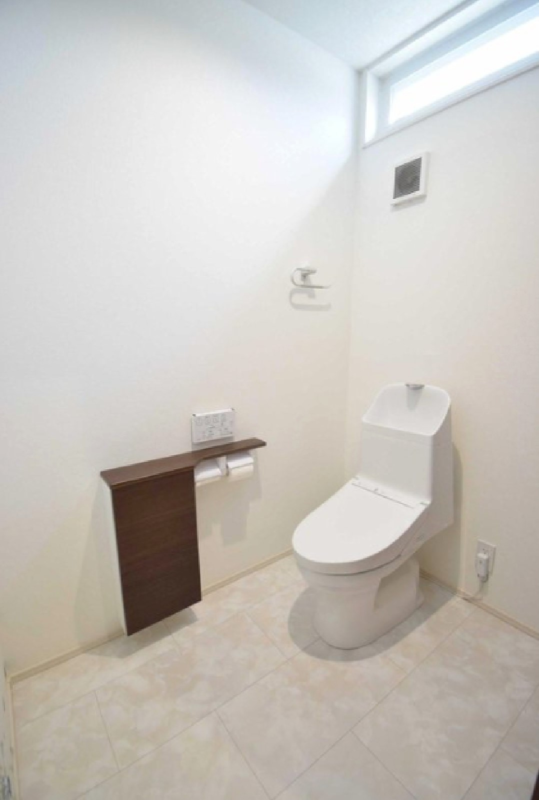 トイレは2ヶ所あり、一方は車椅子でも利用できる段差がなく開口が広いバリアフリータイプ