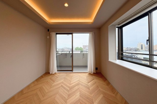 角部屋ならではの2面採光で自然光が入り、明るい空間です。