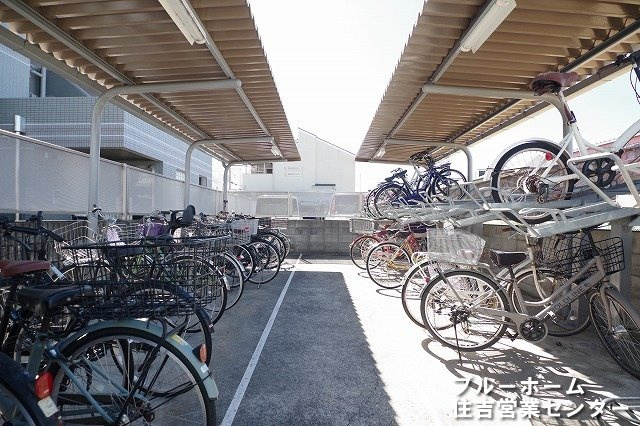 屋根付きの駐輪場がございます！