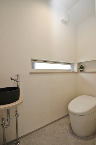 タンクレスでスッキリ空間のトイレ。便利な手洗器付。【プラン例】建物価格2040万円、建物面積101.01？