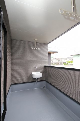 約3帖のバルコニー。屋根付きで壁に囲まれており、急な雨でも安心です。【プラン例】建物価格1900万円、建物面積94.39？