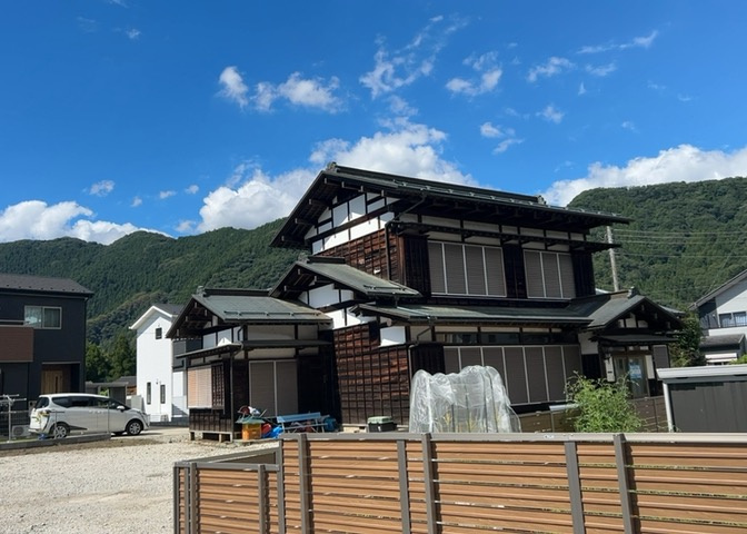 南側道路の場合は長い時間光を入れ込むことができるため、庭やリビングを道路側に持ってくることが多く土地価格も高い傾向にあります。一方北側道路だとリビングや庭が南側になりプライバシーを守ることができます。