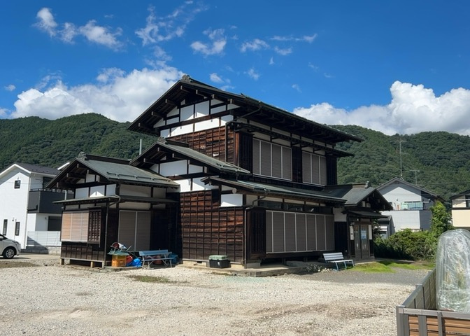 東側道路の場合は居室を南向きに設計しやすいため、朝日が入りやすいというメリットがあります。一方、西側道路も東側同様に居室を南向きに設計しやすいのですが、住宅地だと朝日が入りにくいという弱点があります。