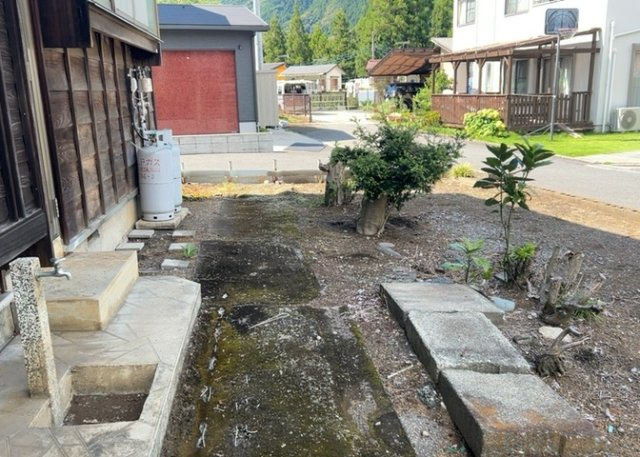 庭のある家に住むことのメリットとして、子どもたちの遊び場を確保できること、ガーデニングや家庭菜園を楽しめること、明るさを確保できることがあります。また、配置を工夫することでプライバシーが確保できます。