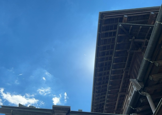 バルコニーは、建物内から室外へ楽に出入りできる便利なスペースです。また、バルコニーには手すりを付けることが義務付けられており、手すりの高さは110cm以上で施工することが建築基準法で定められています。