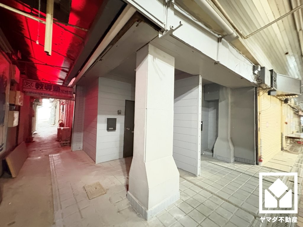 1階住戸の玄関です。スッキリとしたスタイリッシュなデザインのダイヤル錠付きポストが設置されています。