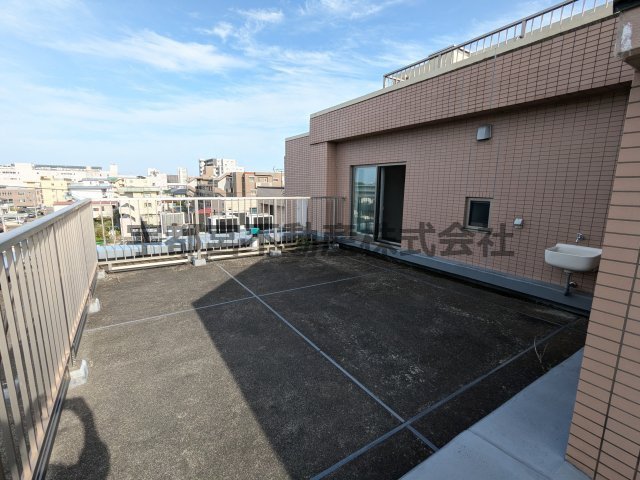 広いルーフバルコニーで夏はビアガーデン、冬には家族で天体観測などいかがでしょうか。お子様の記憶に残る思い出がすぐ出来るのはこちらの物件です。