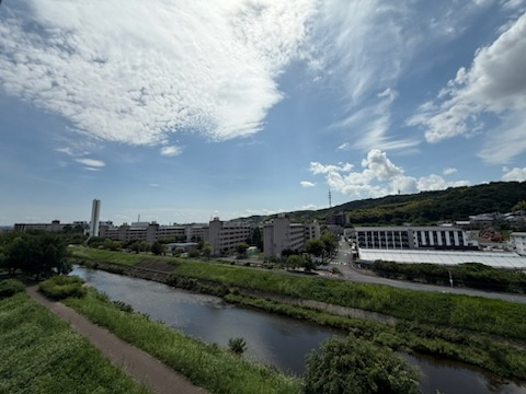 見えているのは山科川です。窓を開けると、とても気持ち良い風がリビングに入ってきます。