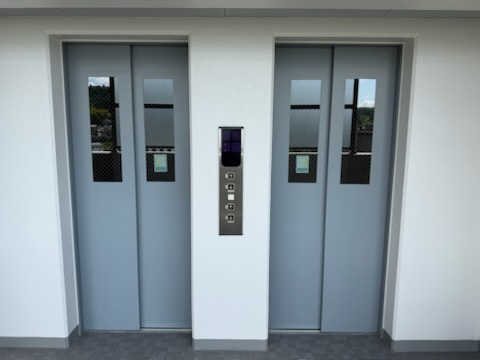 エレベーターは2基ございます。待ち時間が少なく、助かります。